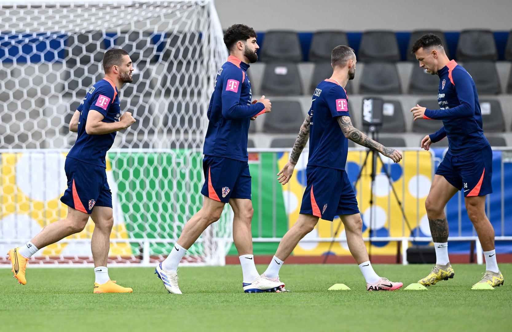 Kramarić bi trebao biti neupitan, baš kao i Majer. U napadu je također zanimljivo. Ante Budimir je bio u početnom sastavu protiv "Furije", a umjesto njega je ušao Bruno Petković koji je promašio kazneni udarac. 