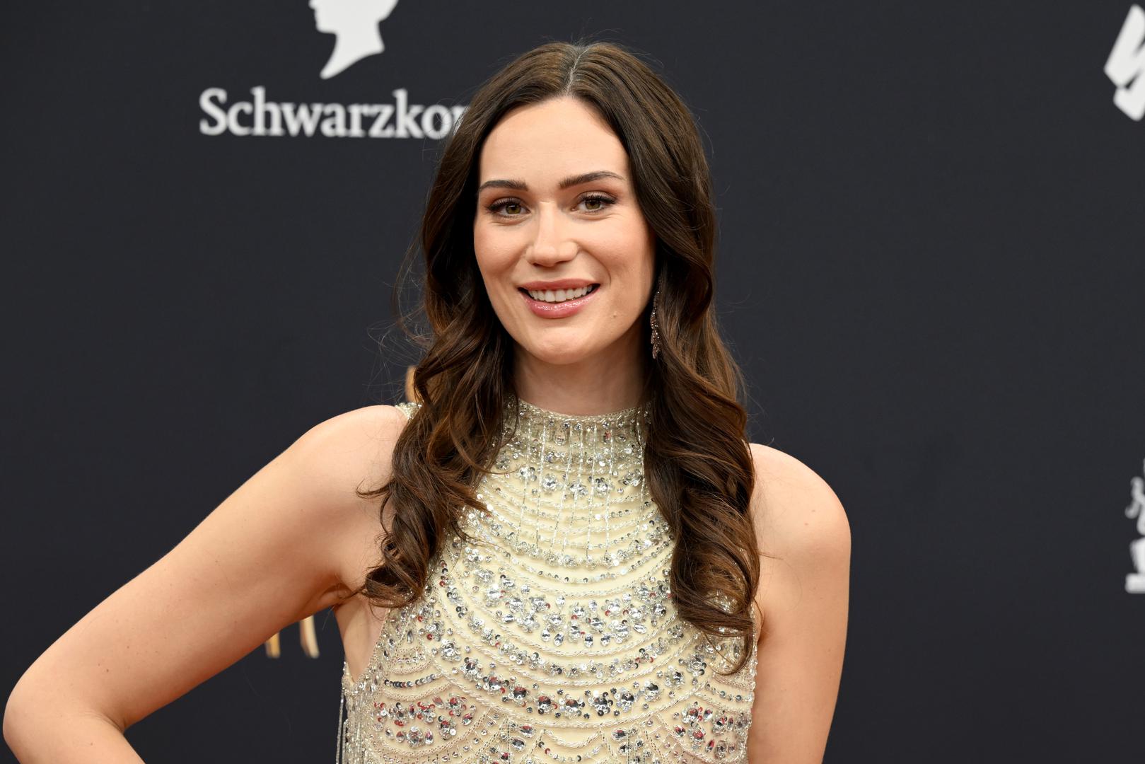 Ipak, njezina prošlost nije bez kontroverzi. Prije nekoliko godina privukla je pažnju njemačke javnosti sudjelovanjem u televizijskom showu "Najgluplja njemačka zvijezda", gdje se mučila s osnovnim pitanjima o pravopisu i općem znanju, ne uspjevši čak ni identificirati bivšeg kancelara Helmuta Kohla.