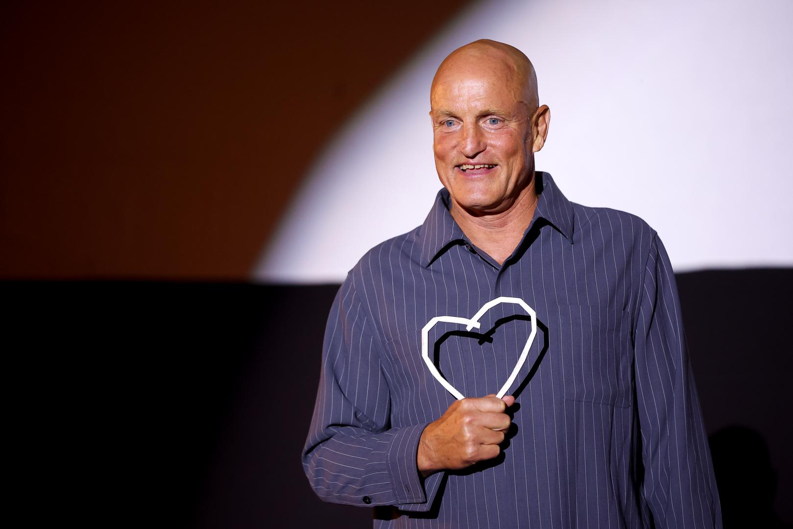 Trideset godina nakon što je snimao film "Dobrodošli u Sarajevo", Woody Harrelson vratio se u ispunjeno ljetno kino kako bi primio Počasno Srce Sarajeva