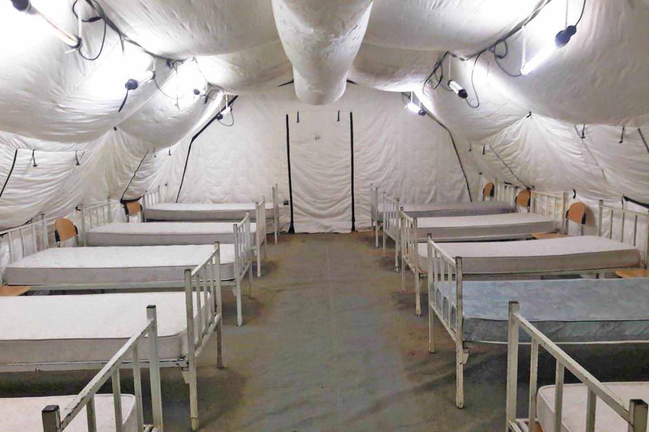 Vosjka postavila šator ispred sisačke bolnice