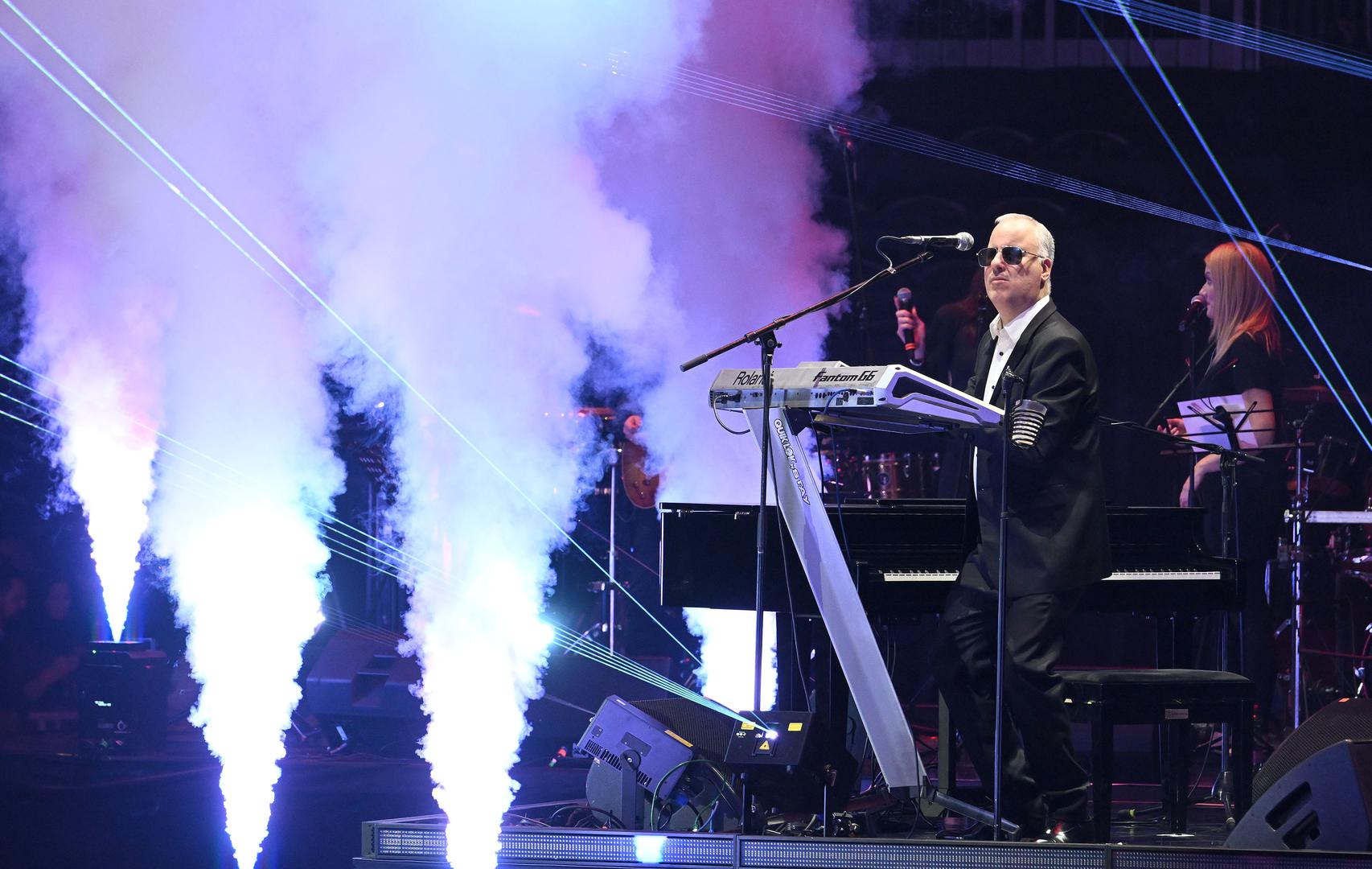  "Dobra večer, dragi moji. Neizmjerno mi je drago što šesti put u karijeri imam koncert u zagrebačkoj Areni, osjećam se kao da je prvi. Puno mi je srce. Uvijek mi je zadovoljstvo pjevati i svirati za vas", poručio je Saša pa nastavio uz omiljeni hit "Nađi novu ljubav". 