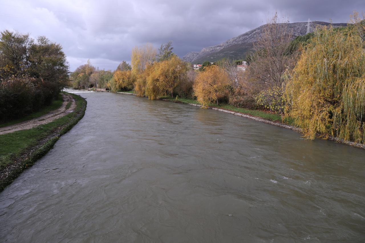 Solin: Obilne kiše zamutile rijeku Jadro