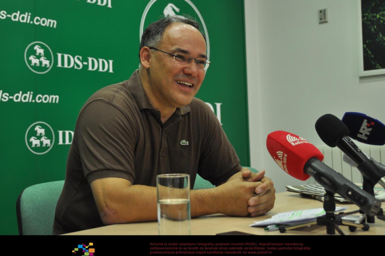 '14.07.2012., Pula - Damir Kajin govorio na konferenciji za novinare o prozivkama Jakovcica oko kandidature na predsjednickim izborima.  Photo: Dusko Marusic/PIXSELL'