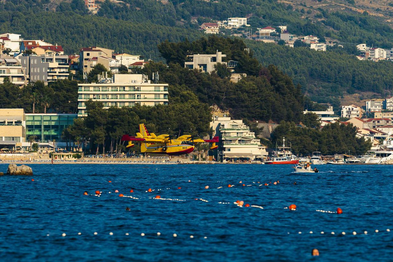 Stobreč: Kanaderi uzimaju vodu iz Jadranskog mora za gašenje požara u Zagori