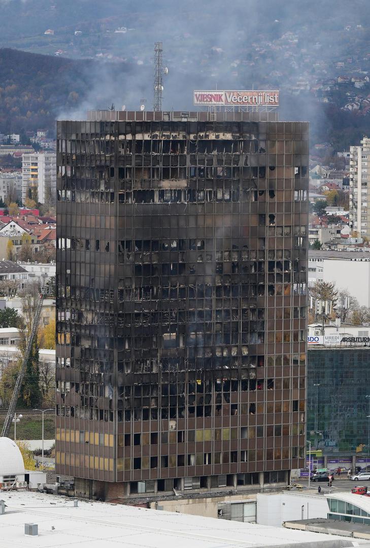 Požar u Vjesnikovom neboderu na Slavonskoj aveniji planuo je sinoć oko 23 sata. Kako se širio okomito, zahvatio je više katova i krovište zbog čega je u njegovo gašenje uključen velik broj vatrogasaca i tehnike. Uzrok požara za sada se ne zna. 