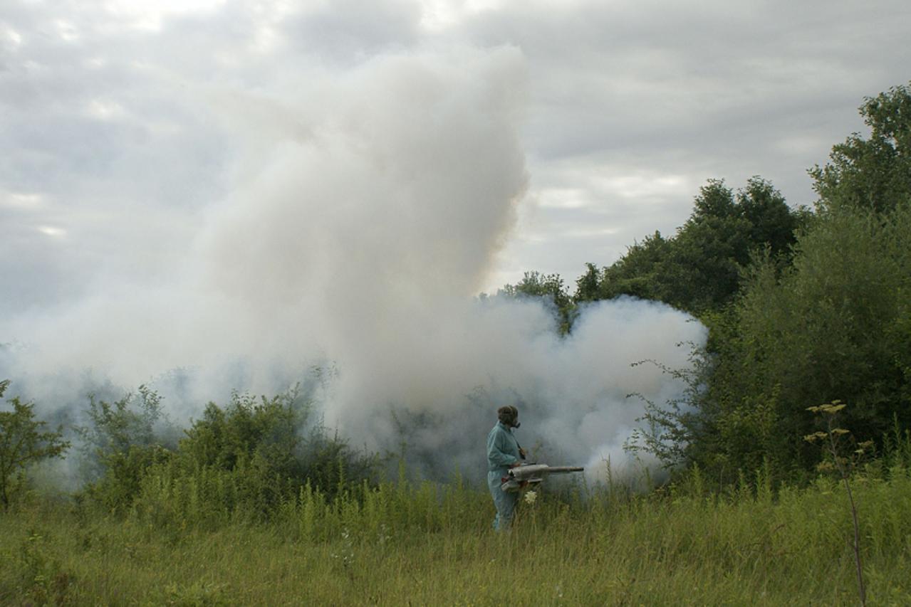 \'VARAZDIN/MEDJIMURJE Cakovec, 150708 komarci...zaprasivanje... Presnimio Milivoj Kuhar / Vecernji list\'