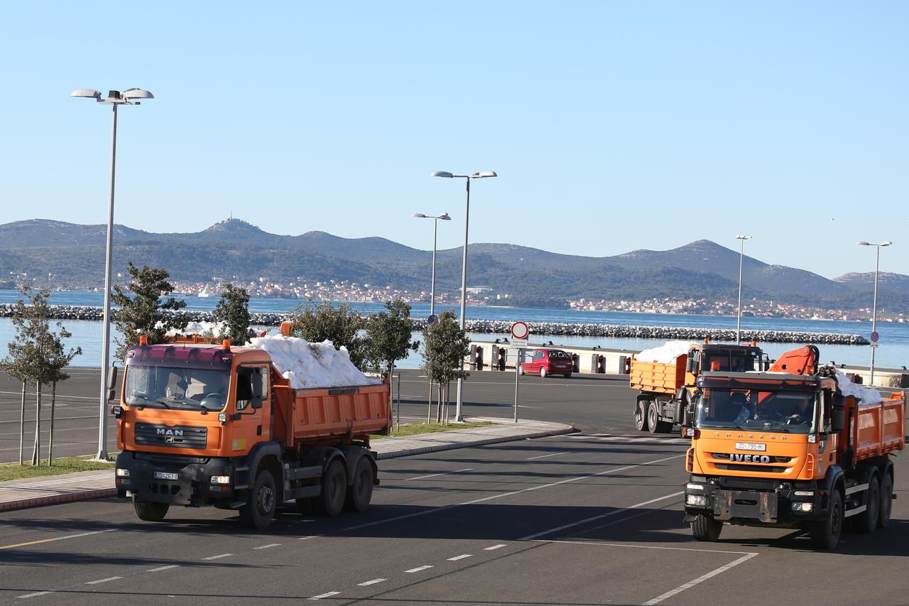 Kamioni puni snijega krenuli na otok Iž