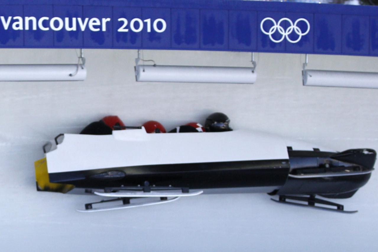'Croatia\'s 4-man bobsleigh, piloted by Ivan Sola, crashes during a supplementary training session at the Vancouver 2010 Winter Olympics in Whistler, British Columbia, February 22, 2010.  REUTERS/Tony