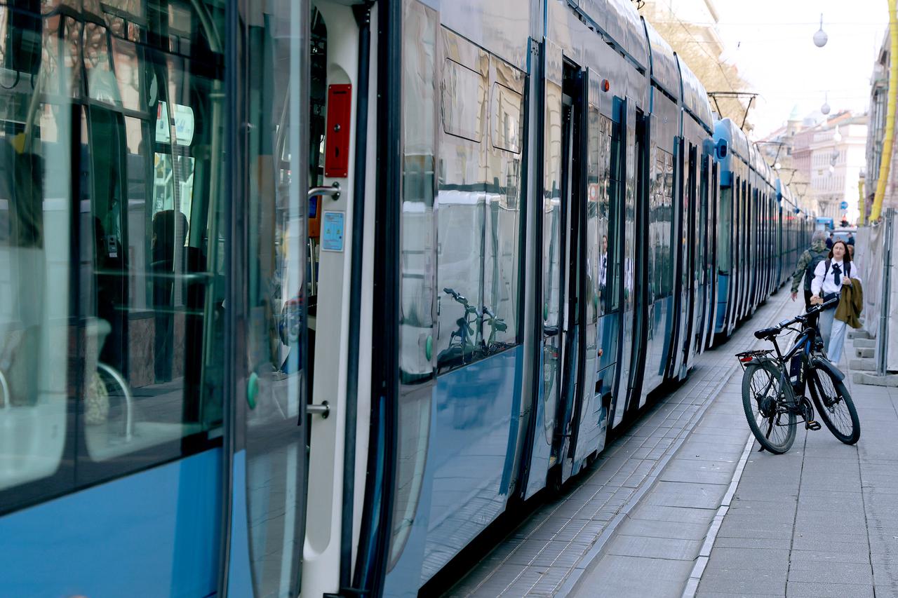 Zagreb: Kvar tramvaja broj 11 izazvao dulji zastoj u Jurišićevoj, tek je novo vučno vozilo ZET-a riješilo stvar