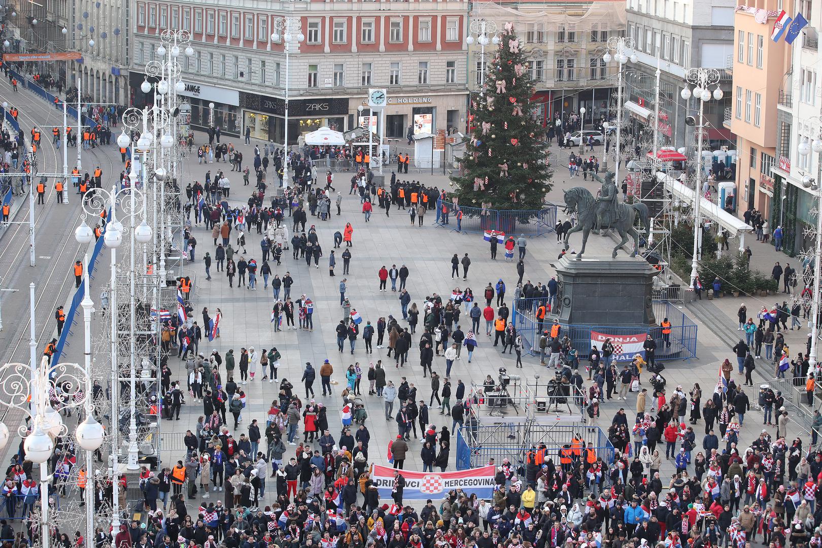 18.12.2022., Zagreb - Navijaci su na Trgu vec poceli zauzimati mjesta za docek Vatrenih. Photo: Luka Stanzl/PIXSELL
