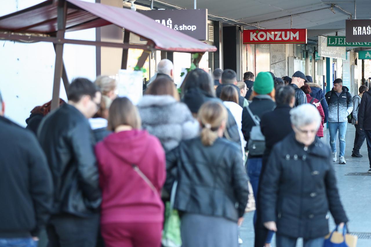 Zagreb: Velike gužve ispred jedne od rijetkih trgovina koja je danas radila