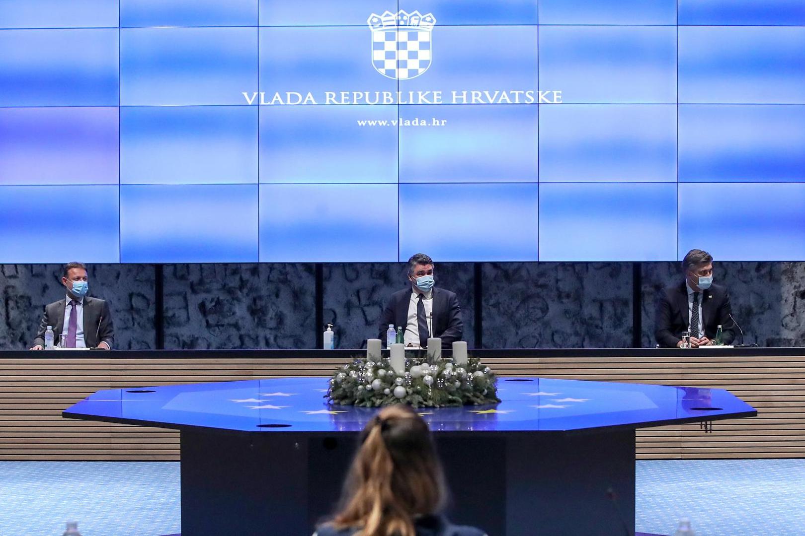 Predsjednik Milanović i premijer Plenković primili brončane rukometašice u NSB-u.