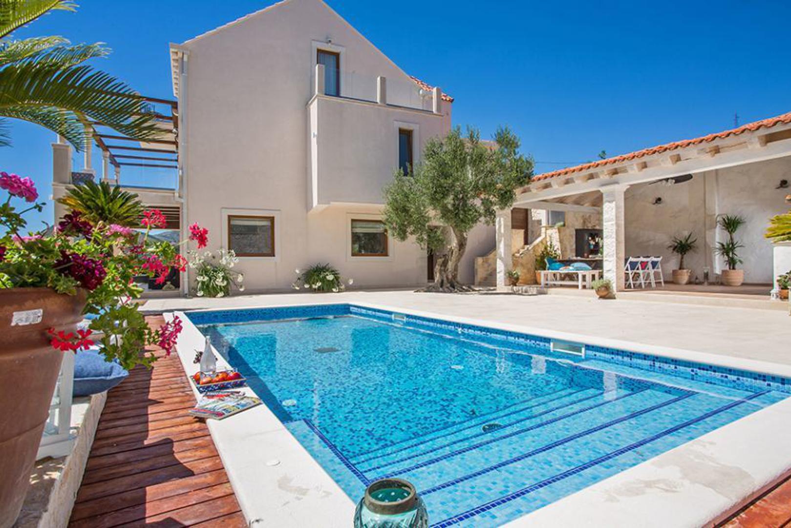 U mjestu Orašac, nedaleko od Dubrovnika, prodaje se samostojeća kamena vila. Riječ je o prostranoj katnici s ukupno sedam soba i stambenom površinom od 300 četvornih metara, smještenoj na okućnici veličine 560 četvornih metara.