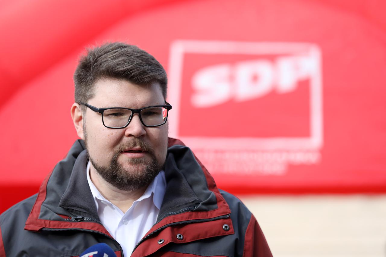 Pula: Peđa Grbin, kandidat za pulskog gradonačelnika održao konferenciju za medije 