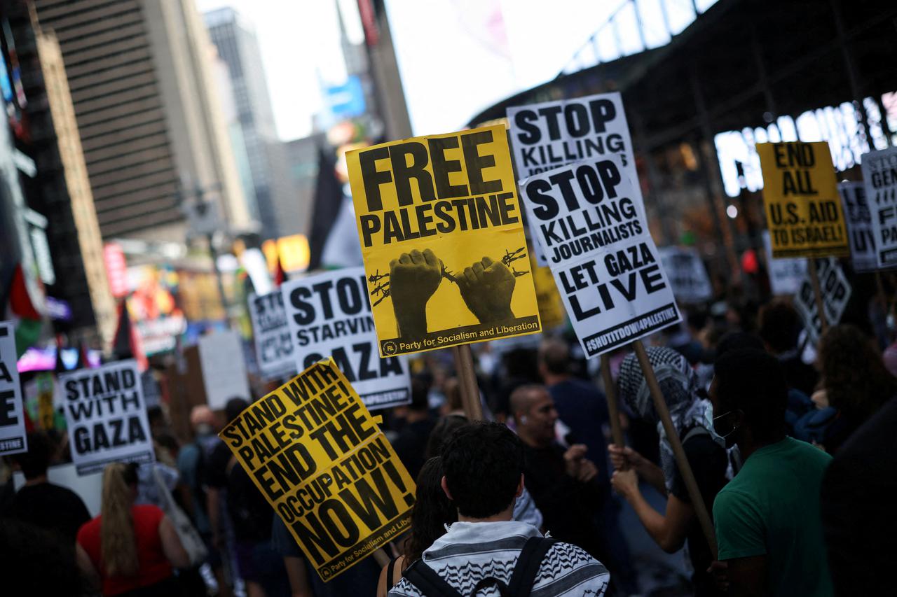 People gather to protest against Israeli Prime Minister Netanyahu in New York City