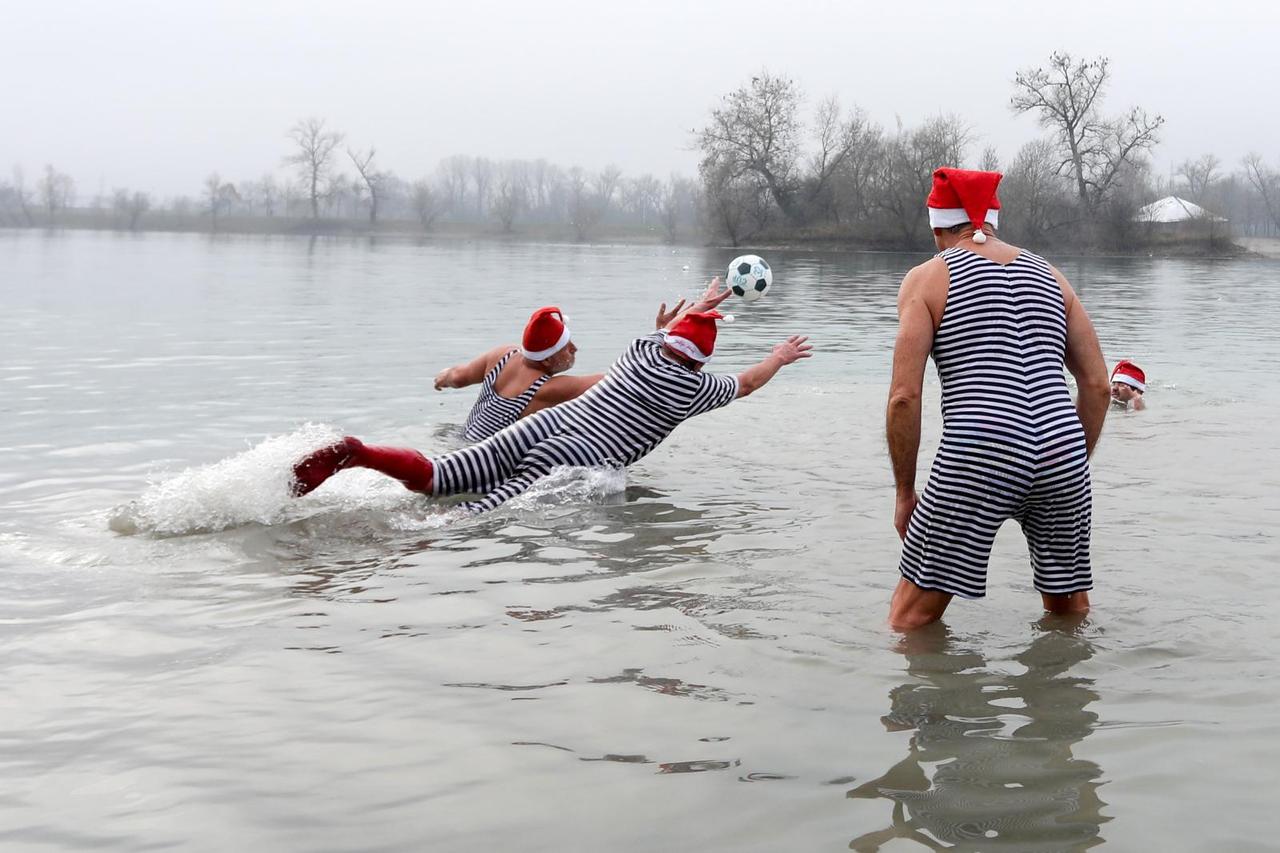 Opatijski Kukali, društvo građana, zimskim kupanjem u jezeru Jarun promovirali su Opatiju