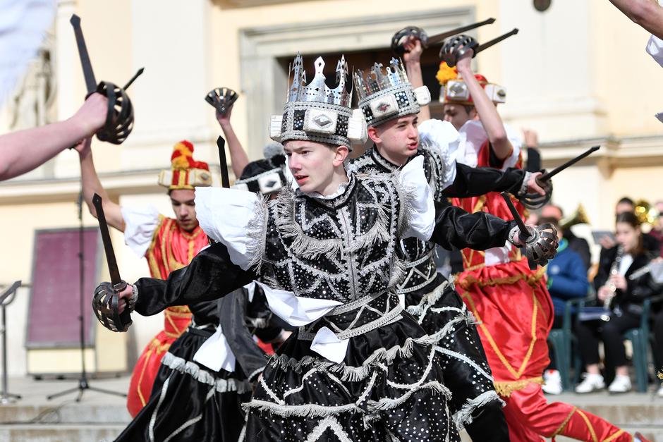 Na čakovečkom Franjevačkom trgu na  58. Međimurskom fašniku, održan je atraktivan nastup Hrvatskog glazbenog društva „Sv. Cecilija“ iz Korčule