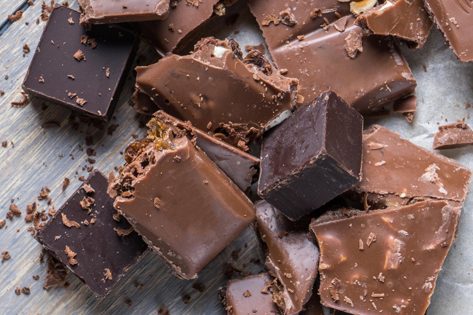 Teško je stati na jednoj kockici: Čokolada je najomiljenija namirnica na Zapadu i sadrži biološki aktivne tvari slične stimulansima. Često je koristimo kao 'lijek' za manjak serotonina ili prehrambene deficite. Time prikrivamo uzrok i jačamo ovisnički obrazac.