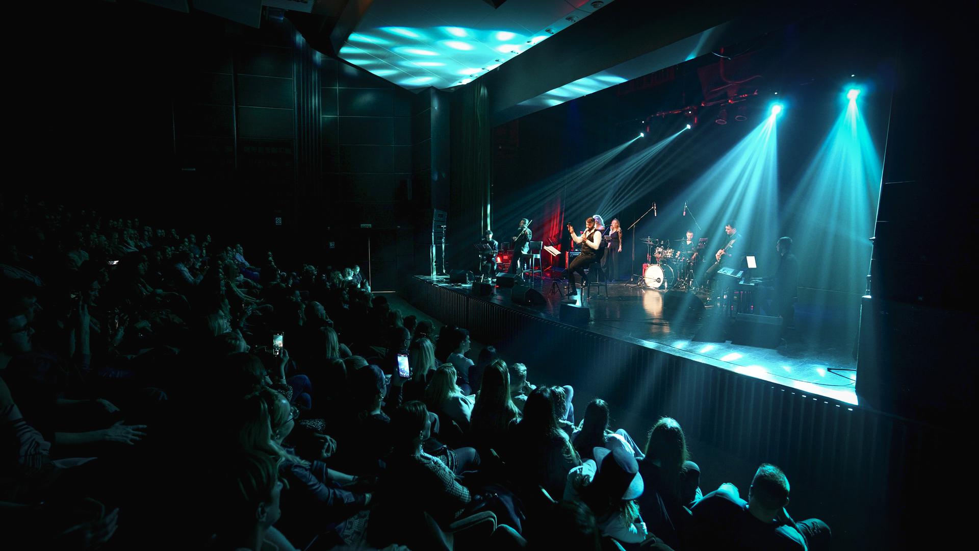 -Dragi, dobri ljudi, duboko dirnut vašom pažnjom, zahvaljujem za predivnu, najveću noć u mom životu. I ako mislite da ste bili samo podrška i publika na ovom koncertu, jedna uspomena - niste. Bili ste temeljem svakog mog budućeg koraka, magnetni pol koji se savršeno stopio s mojim, energija koja me lansirala u neku drugu sferu i duša koja je disala sa mnom, istaknuo je duboko dirnut pjevač na kraju koncerta ispraćen ovacijama publike. 