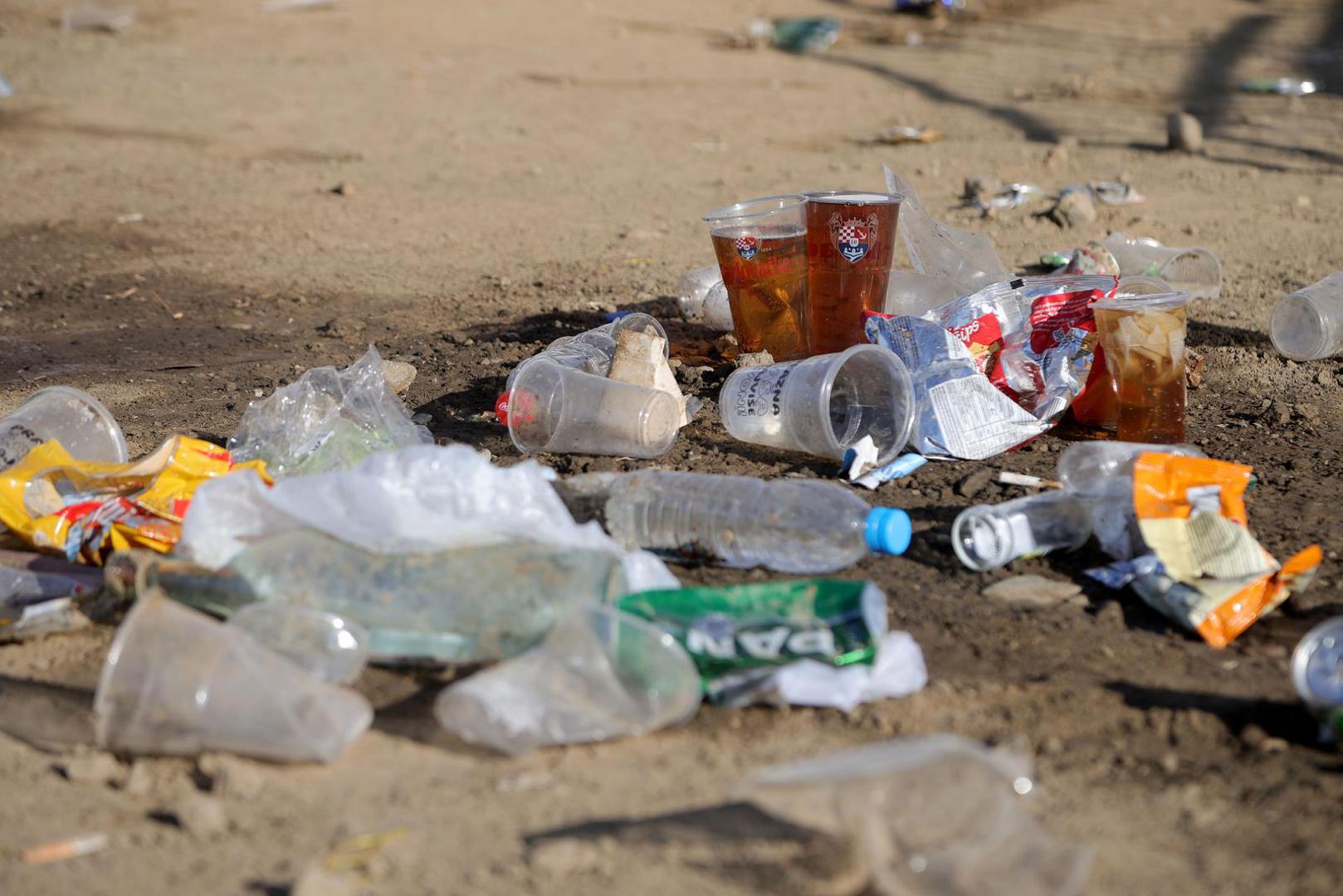 Na podu su ostale brojne plastične boce, čaše i limenke, ali i ambalaža od hrane i grickalica.

