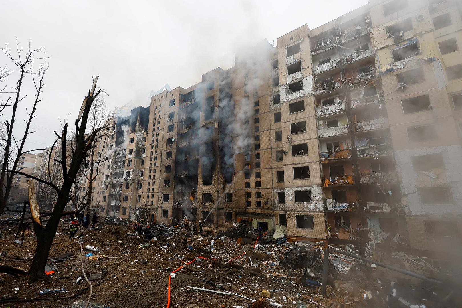 Firefighters work at a site of a residential building heavily damaged during a Russian missile attack, amid Russia's attack on Ukraine, in Kyiv, Ukraine January 2, 2024. REUTERS/Valentyn Ogirenko Photo: VALENTYN OGIRENKO/REUTERS