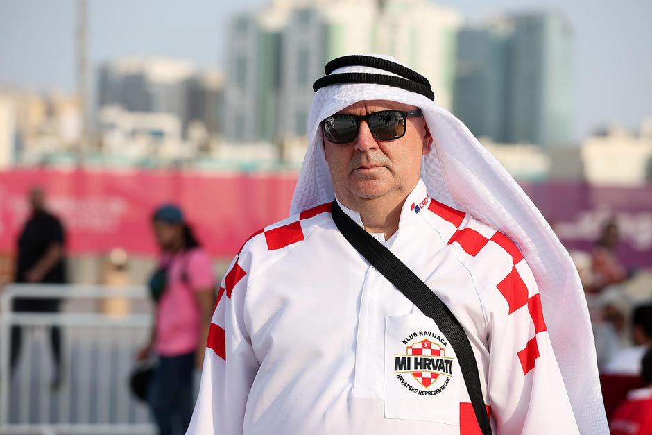 Hrvatski navijači u tradicionalnim katarskim narodnim nošnjama zabavljaju se u centru Dohe 