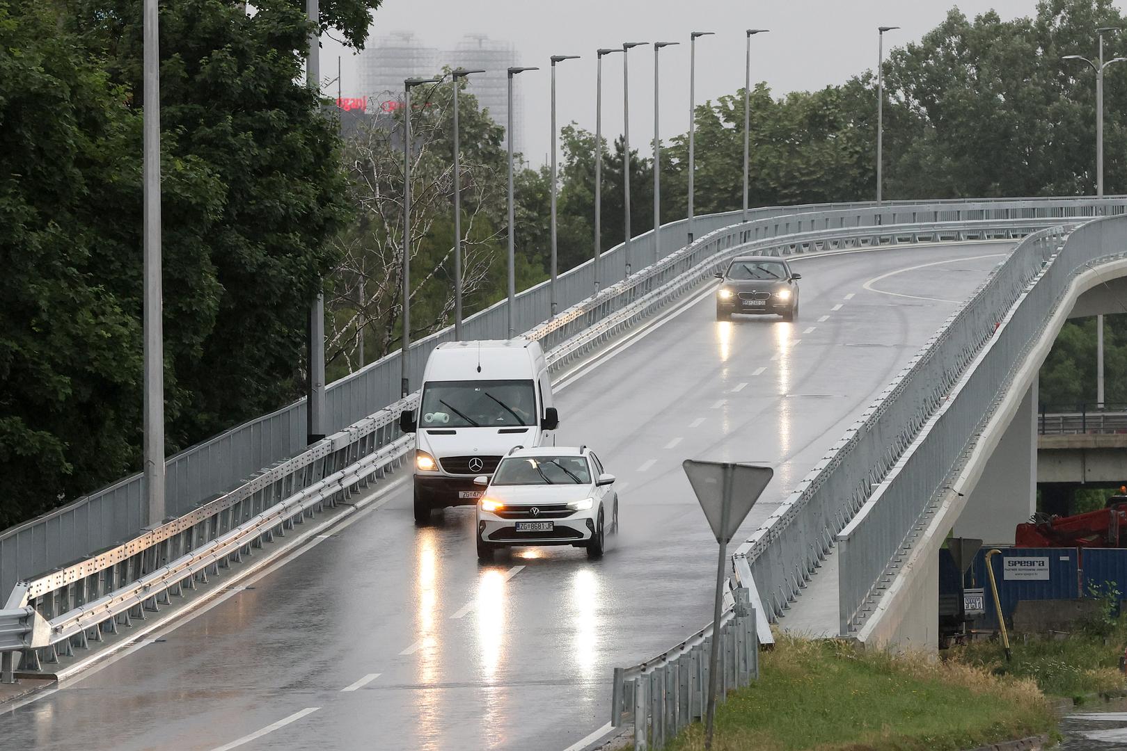 Radovi vrijedni više od sedam milijuna eura obuhvatili su niz zahvata na gornjem i donjem ustroju konstrukcije. Zamijenjeni su asfaltni slojevi i hidroizolacija, postavljene nove pješačke i zaštitne ograde te obnovljeni ključni dijelovi armiranobetonske konstrukcije, uključujući stupove, ležajeve i upornjake.
