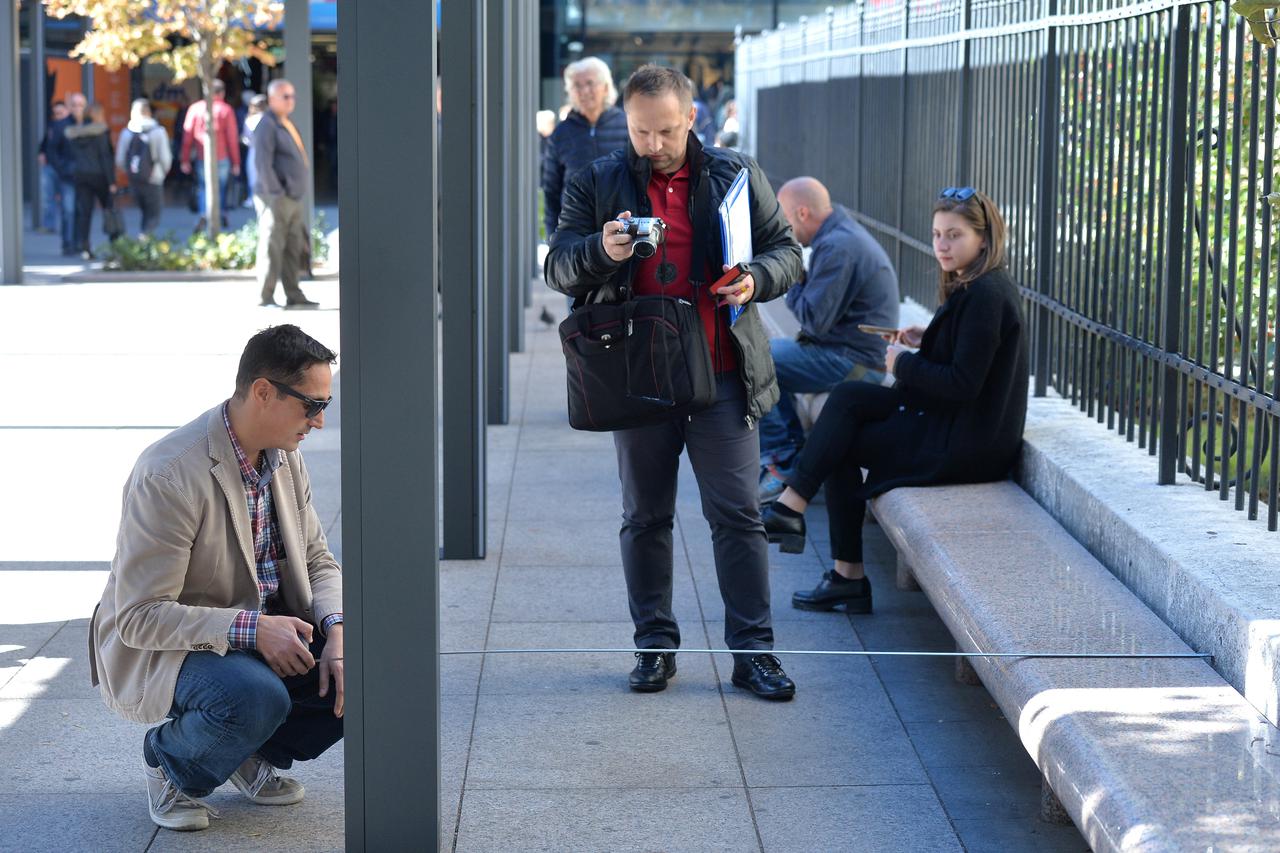 06.10.2016., Zagreb - Sin Tome Horvatincica uz pomoc prijatelja s metrom mjerio terasu na Cvjetnom trgu.  Photo: Marko Lukunic/PIXSELL