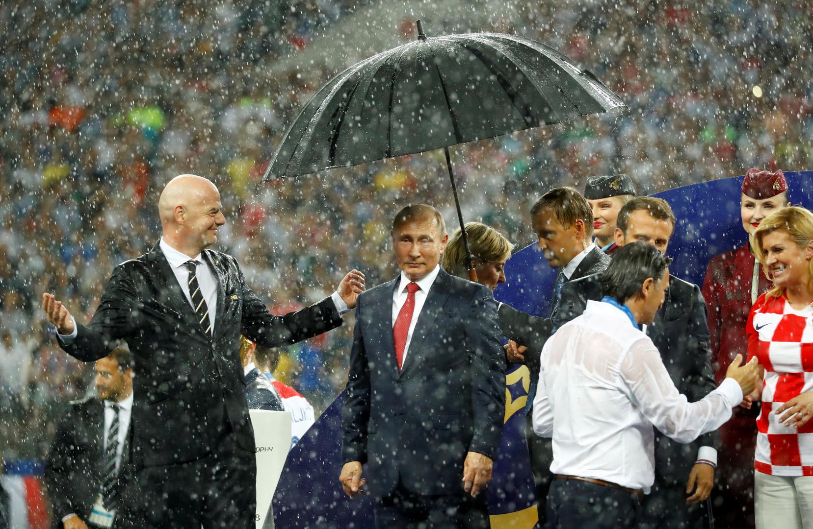 Oni su odlučili Putinu darovati deset takvih kišobrana kako bi se ubuduće izbjegle situacije kao ova s dodjele medalja na SP-u.


