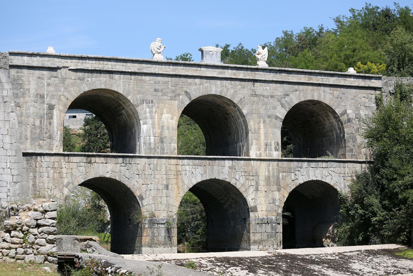 "Jozefinski most u Tounju, danas nakon dva stoljeća, nakon ratova i smjene carstava i država, i dalje stoji kao spomen jednoj odvažnoj ideji pretočenoj u velebni građevinski poduhvat spajanja unutrašnjosti Hrvatske s hrvatskom obalom", piše na stranicama Grada.