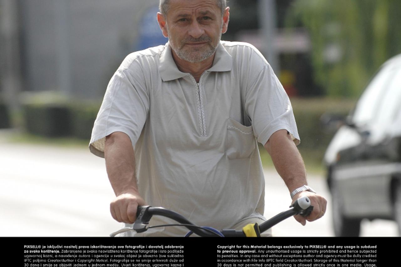 '12.09.2011., Senkovec - Sef Laburista Dragutin Lesar kada nije u saboru, sve poslove obavlja biciklom. Photo: Vjeran Zganec-Rogulja/PIXSELL'