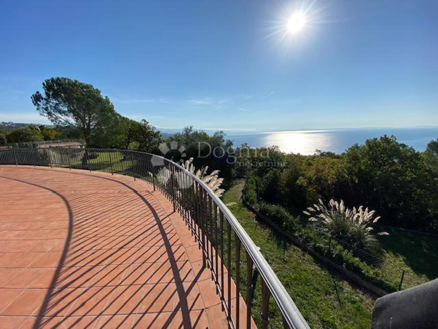 Ova nekretnina, prema informacijama iz oglasa, može biti savršeno rješenje za one koji traže trajni dom u mirnom okruženju, ali i za one koji žele kuću s potencijalom za zabavu i uživanje. Cijena vile iznosi 2.500.000 eura. 