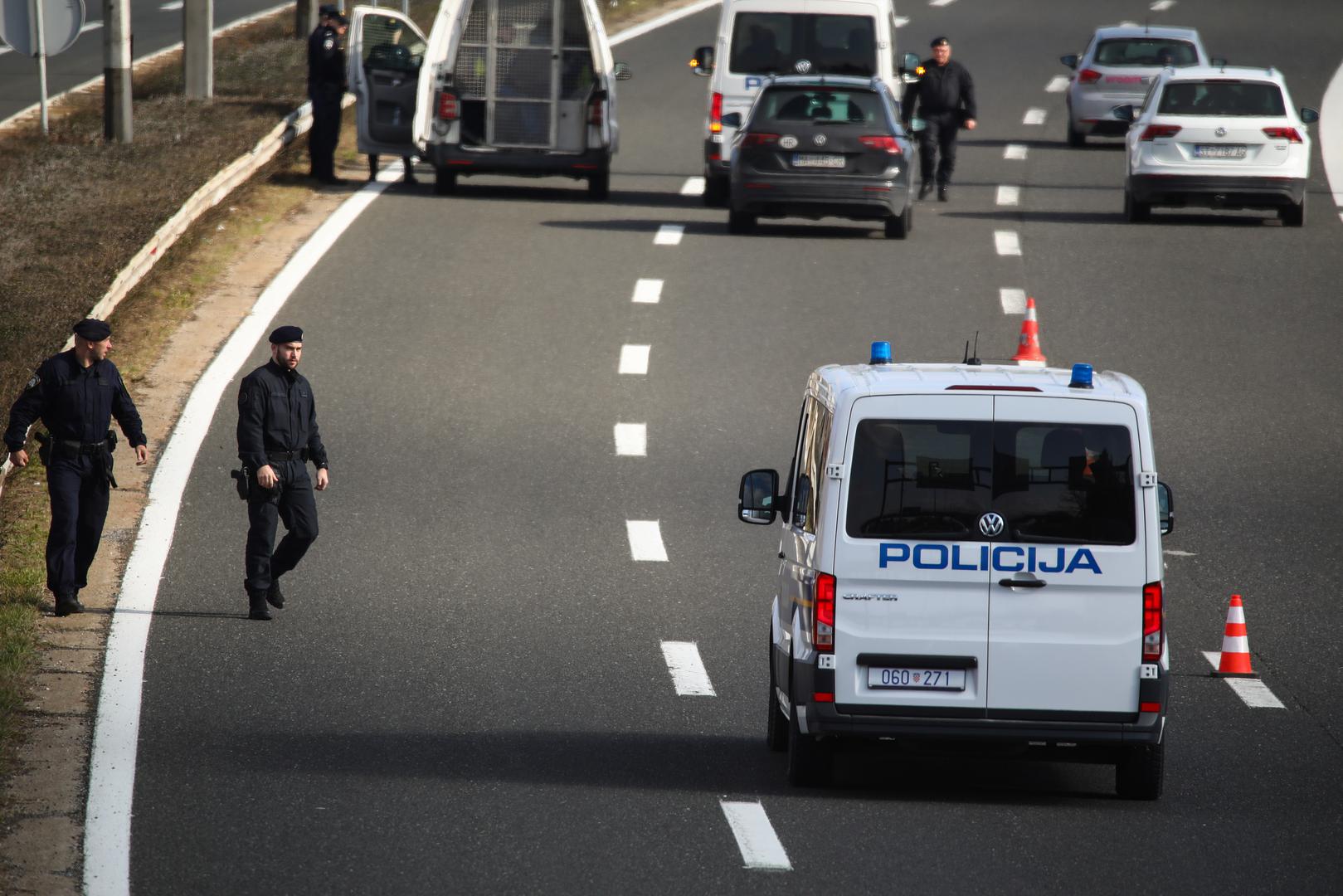 Utakmica je proglašena visokorizičnom, a posebno je napeto proteklih dana bilo u navijačkim krugovima zbog odluke Dinama da Hajduku ne prepusti cijelu južnu tribinu već samo 5 posto ukupnog kapaciteta stadiona