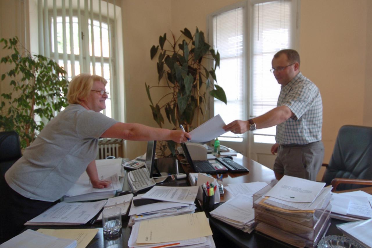 '21.07.2010. Krapinsko zagorska zupanija, Krapina - Igor Cigula, Procelnik za gospodarstvo i Stefanija Vuljanko, procelnica za financije Krapinsko zagorske zupanije. Photo: Matija Topolovec/PIXSELL'