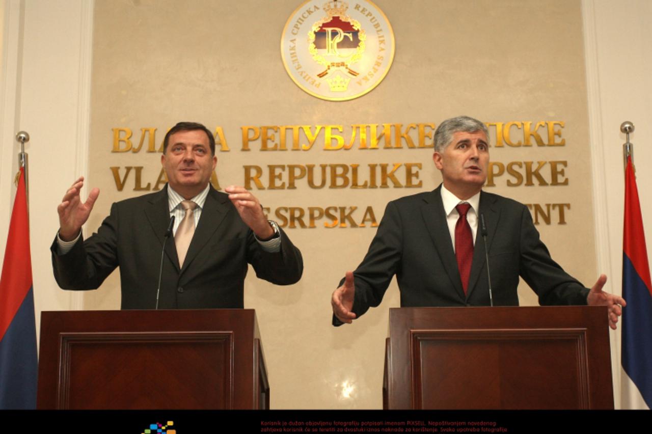 '21.10.2010., Banja Luka - Lider SNSD-a Milorad Dodik i lider HDZ BiH Dragan Covic nakon sastanka u Banjaluci daju izjave za medije. Photo: Dejan Moconja/VLM/PIXSELL'