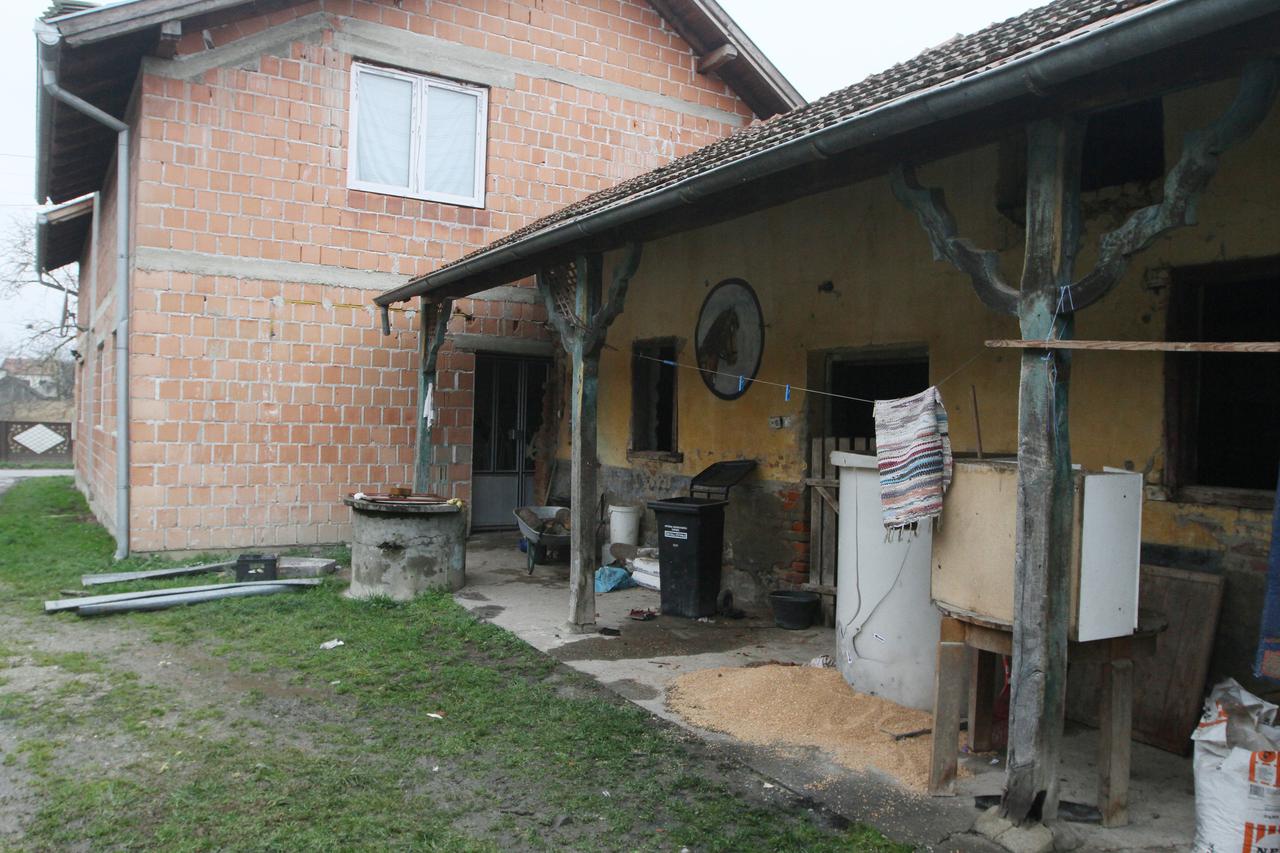 09.12.2012., Koprivnicki Ivanec - U selu Koprivnicki Ivanec je u nedjelju iza 22 sata u dvoristu obiteljske kuce eksplodirala nepoznata ekslpozivna naprava i pri tome tesko ozlijedila ukucana. Pojedinosti dogadjaja nisu poznate jer policija jos uvijek ist