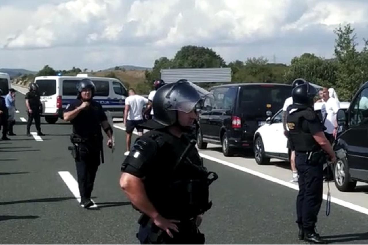 Navijači zaustavili promet na autocesti