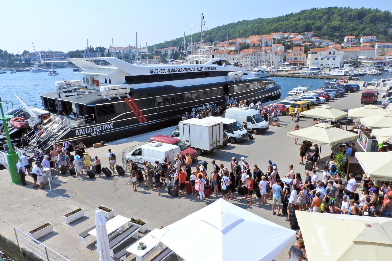 Korčula: Velik broj turista čeka ukrcaj na katamarane