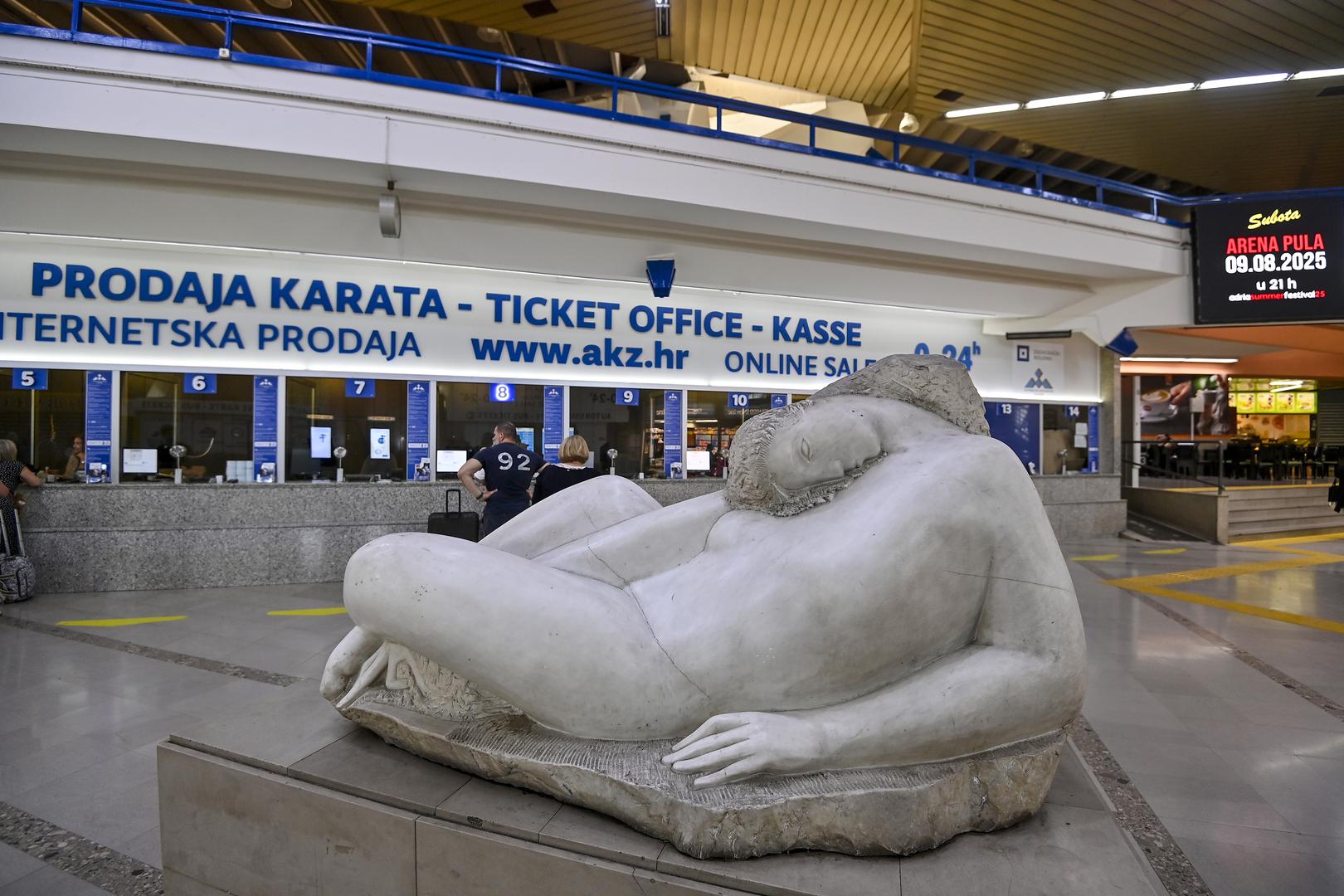 Autobusni kolodvor Zagreb, kakav danas poznajemo, otvoren je u srpnju 1987. godine, netom prije Univerzijade. Ipak, njegova povijest seže puno dalje – prvi autobusni kolodvor u Zagrebu sagrađen je još 1961. godine, na tadašnjem Langovom trgu, a već godinu kasnije premješten je na današnju lokaciju. 