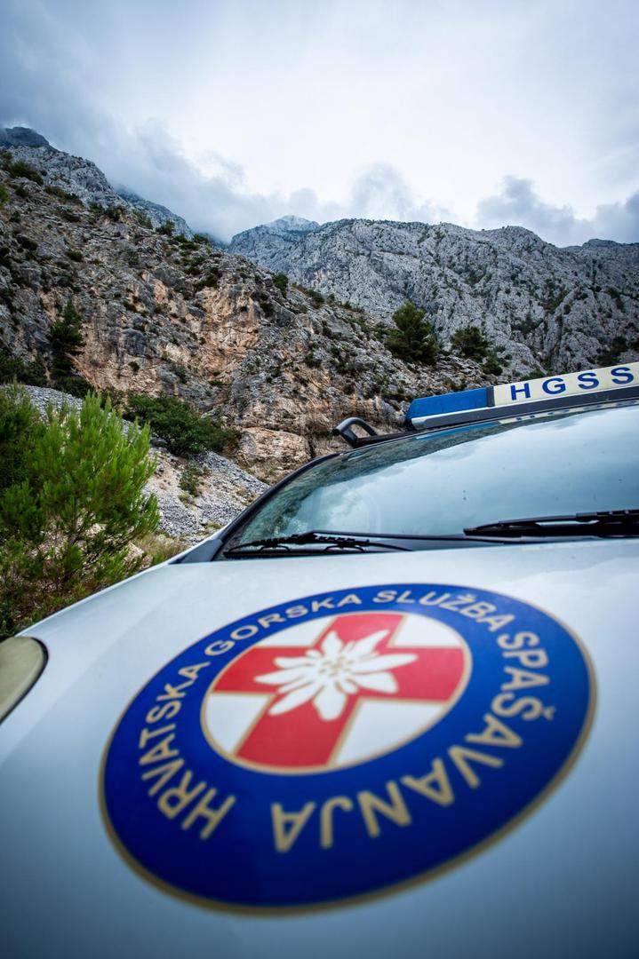 04.08.2020., Makarska - Preko dvjesto clanova HGSS-a vec peti dan traga za Poljakom koji je nestao na Biokovu na najnepristupacnijem podrucju te planine, s liticama visine i do 500 metara.Angazirano je i sest bespilotnih letjelica, tri potrazna tima s psima, kao i helikopter HRZ-a, te brojna lovacka i planinarska drustva koja su se dobrovoljno javila i ponudila pomoc.Photo: Milan Sabic/PIXSELL