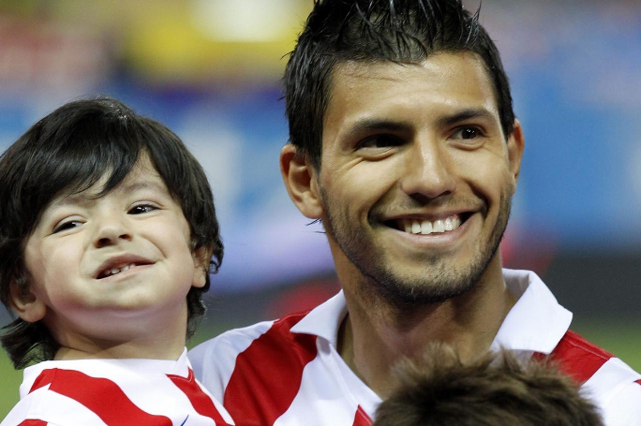 'Madrid (31/08/10).-Estadio Vicente Calderon.1ª Jornada del Campeonato Nacional de Liga..Atletico de Madrid 4-0 Sporting de Gijon..Kun Aguero con su hijo Benjamin © Alex Cid-Fuentes/ nph *** Local Cap