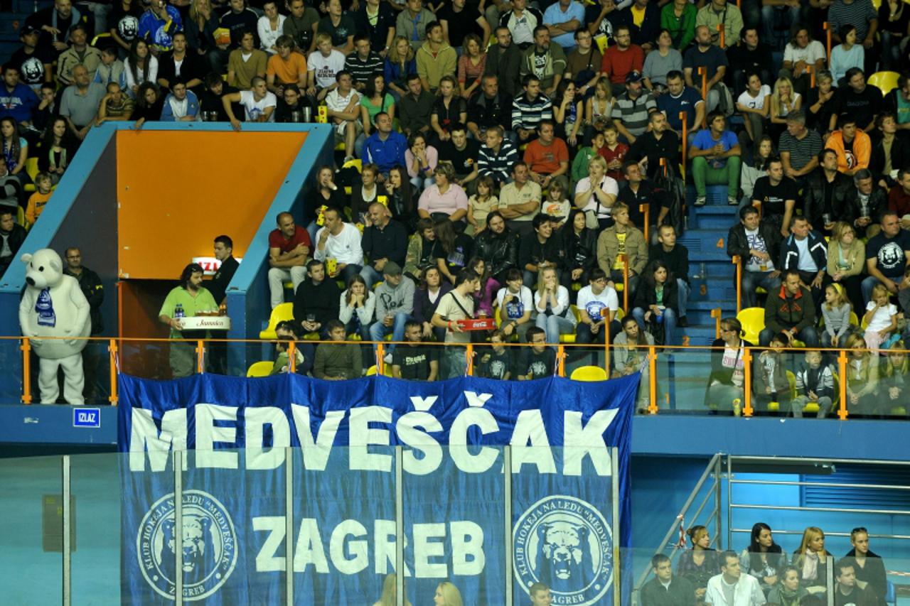 'sport......zagreb.....11.10.2009.  Dom sportova - Ledena dvorana, hokej na ledu, Medvescak - Alba Volan photo: Marko Lukunic / VLM'