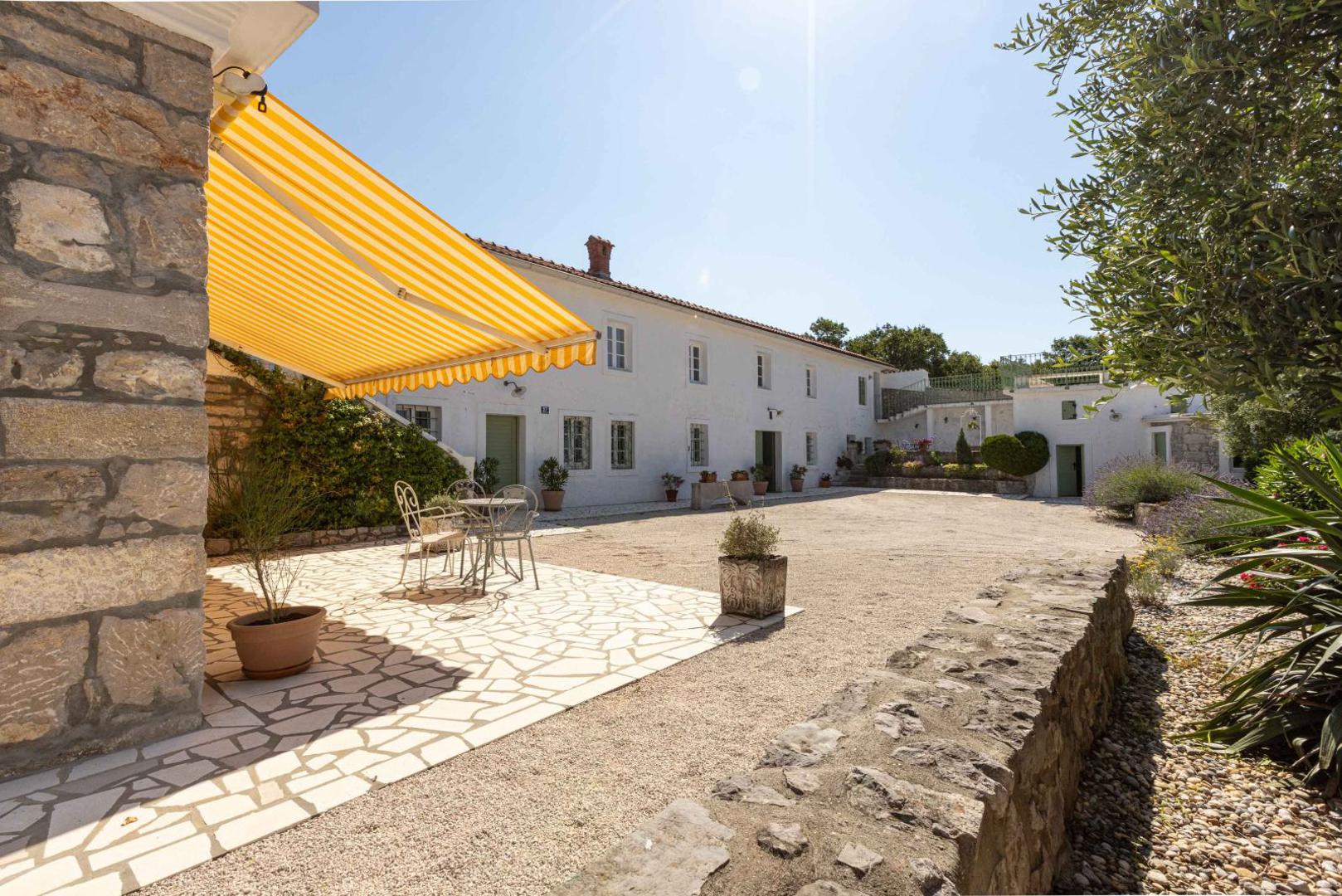 Smještena na Crikveničkoj rivijeri, u malom primorskom naselju, na zemljištu od cca 3.000 m2, ova impresivna nekretnina šarmantna je bezvremenska dama, rustikalna kuća u kojoj se prošlost susreće sa sadašnjošću", hvale kuću u oglasu na Njuškalo.hr