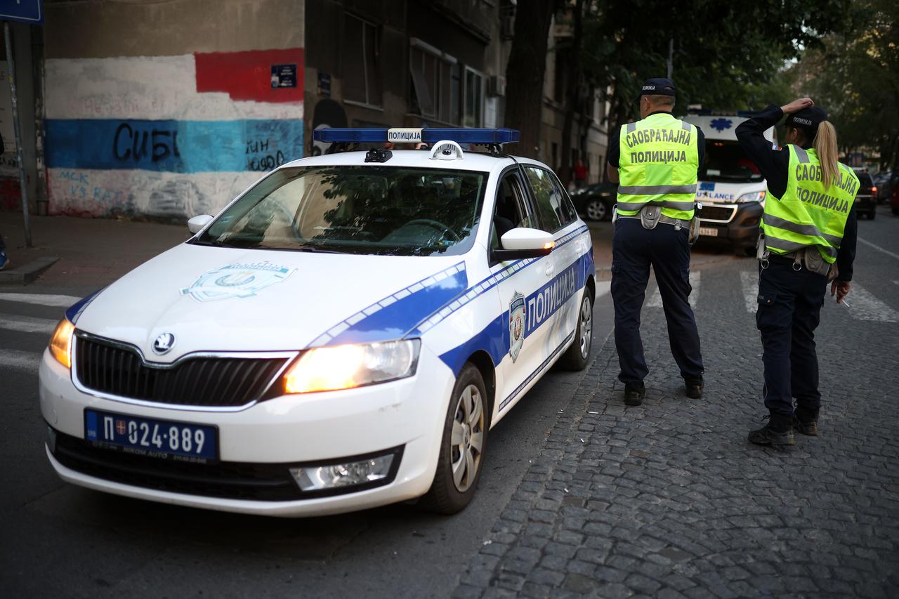 Beograd: Ispred osnovne škole "Vladislav Ribnikar" neprestano pristižu građani kako bi zapalili svijeću