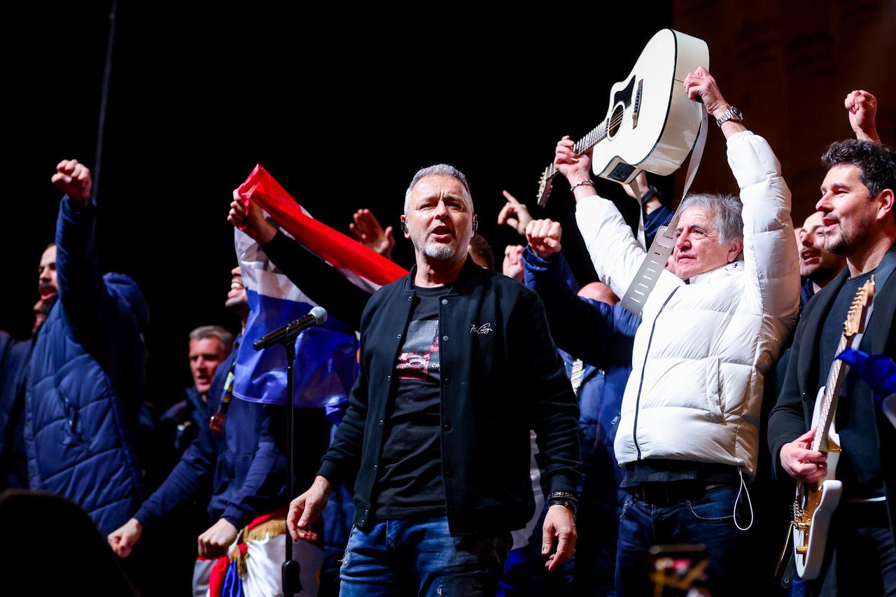 Zagreb: Thompson i brončani rukometaši zapjevali na glavnom gradskom Trgu