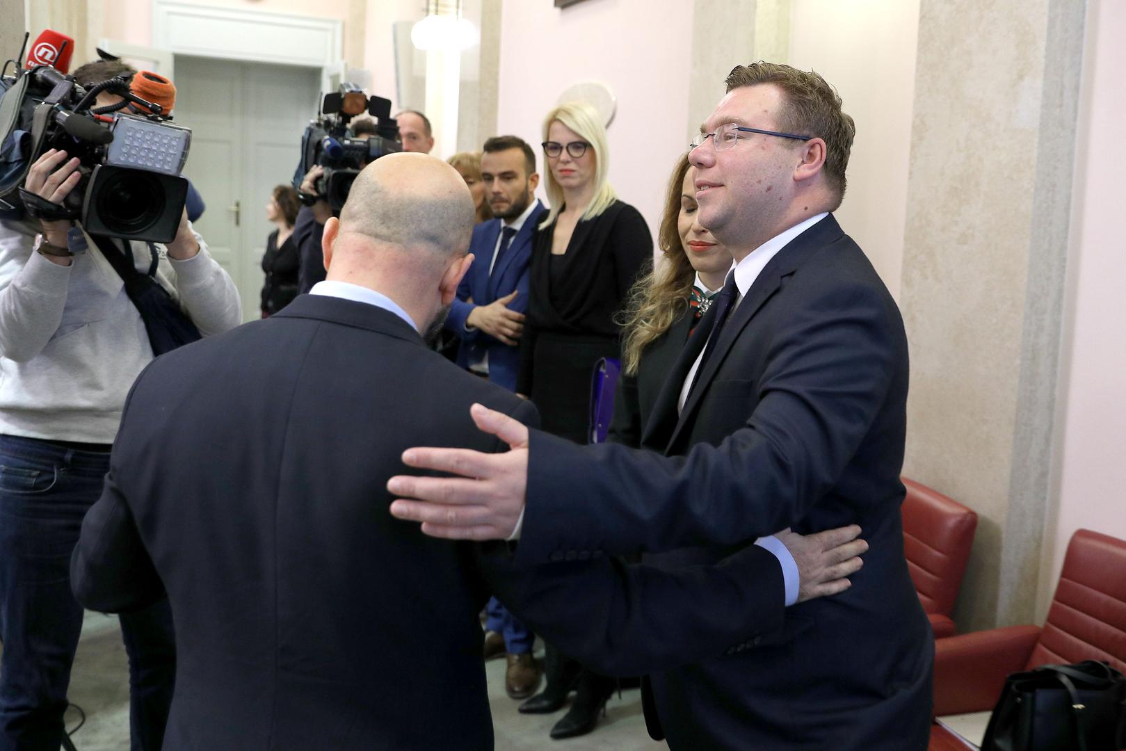 Dao mu je meteorološku kartu koja nakon provedene reforme prognozira kišu u cijeloj Hrvatskoj. 