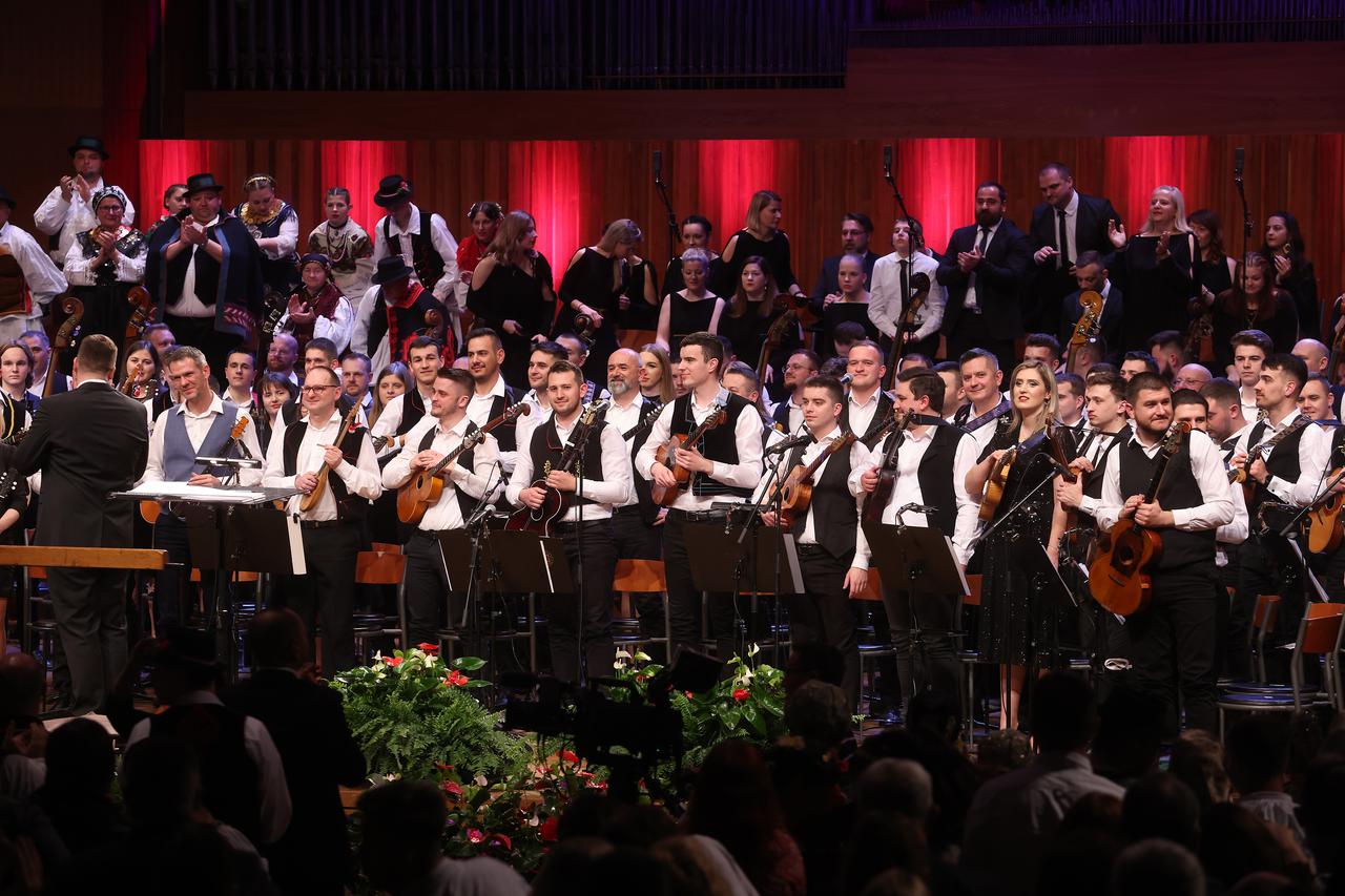 Zagreb: U KD Vatroslav Lisinski održan je koncert 100 tamburaša 