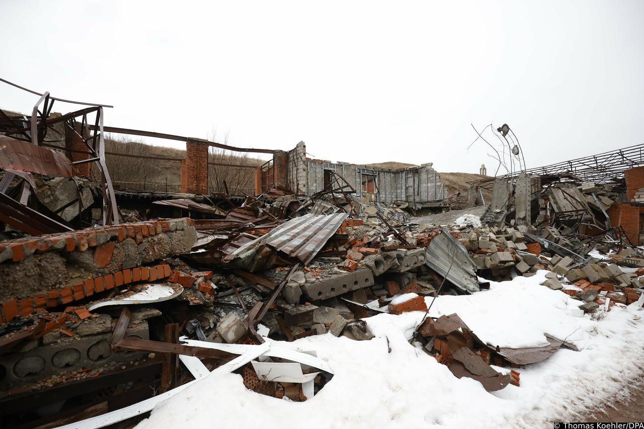 BM Baerbock visits contact line in eastern Ukraine