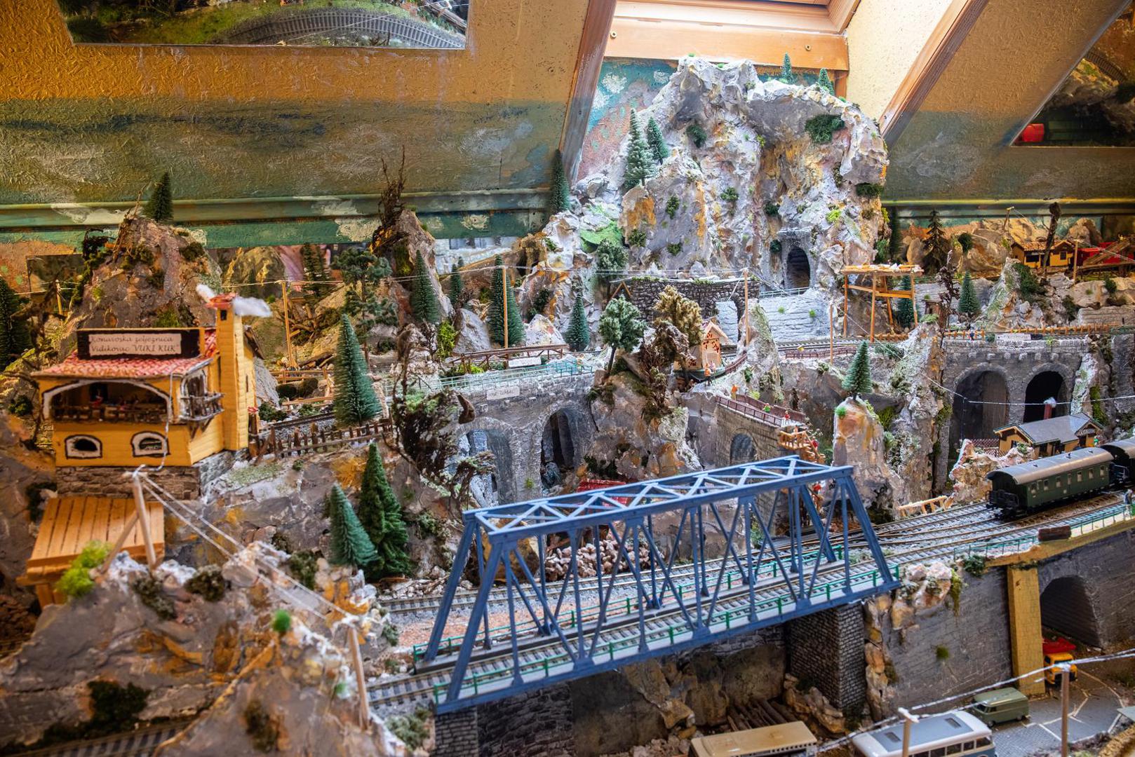 Vlakove, vagone i tračnice kupio je, ali sve drugo je izradio sam.