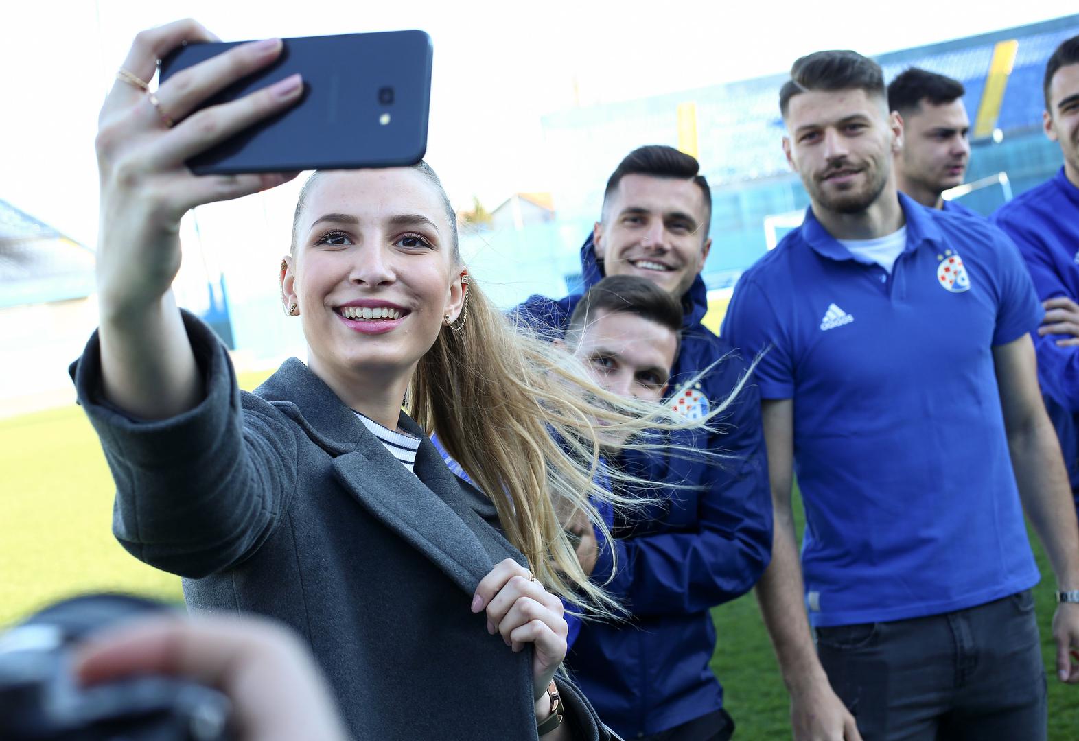 Na kraju, veliki broj misica tražio je od slavnih nogometaša fotografiju za uspomenu. 

